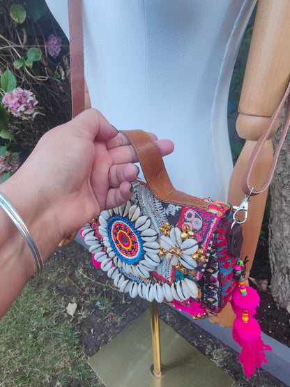 Es Vedra Hand Bag/ crossbody comes with two straps