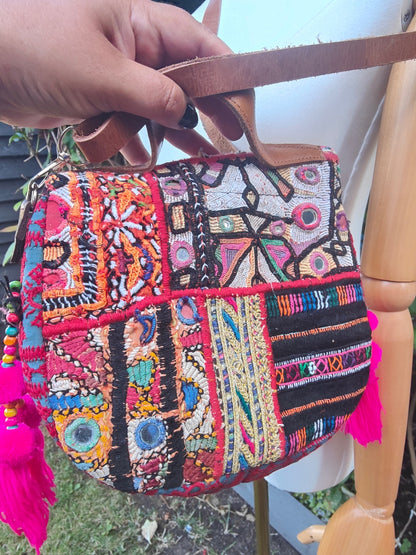 Es Vedra Hand Bag/ crossbody comes with two straps