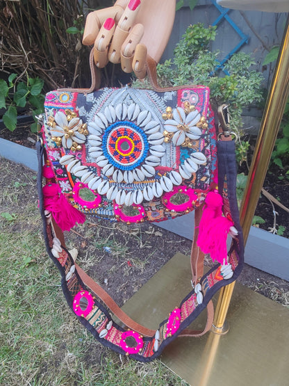 Es Vedra Hand Bag/ crossbody comes with two straps