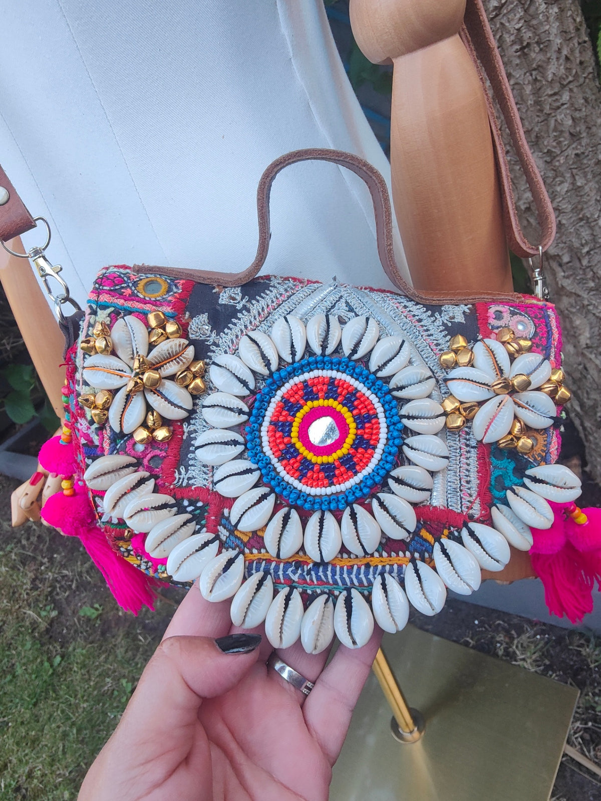 Es Vedra Hand Bag/ crossbody comes with two straps