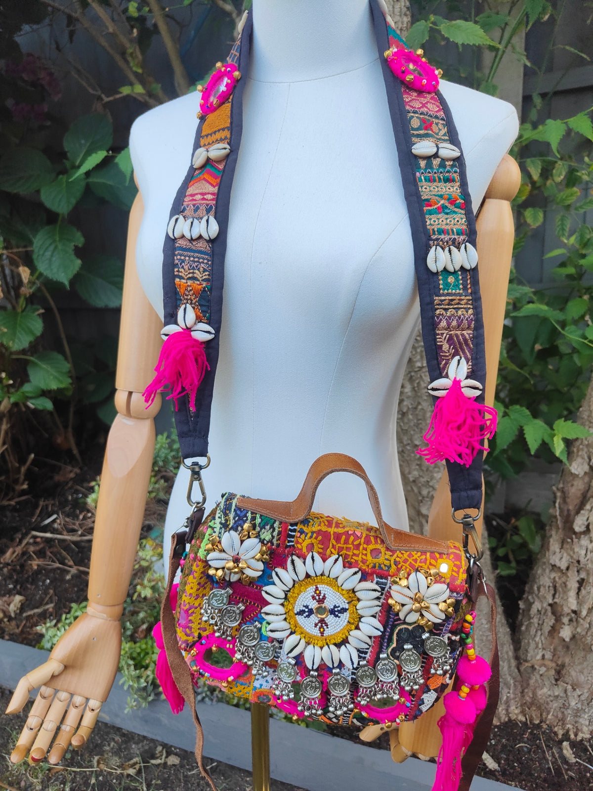 Es Vedra handbag / crossbody comes with two straps