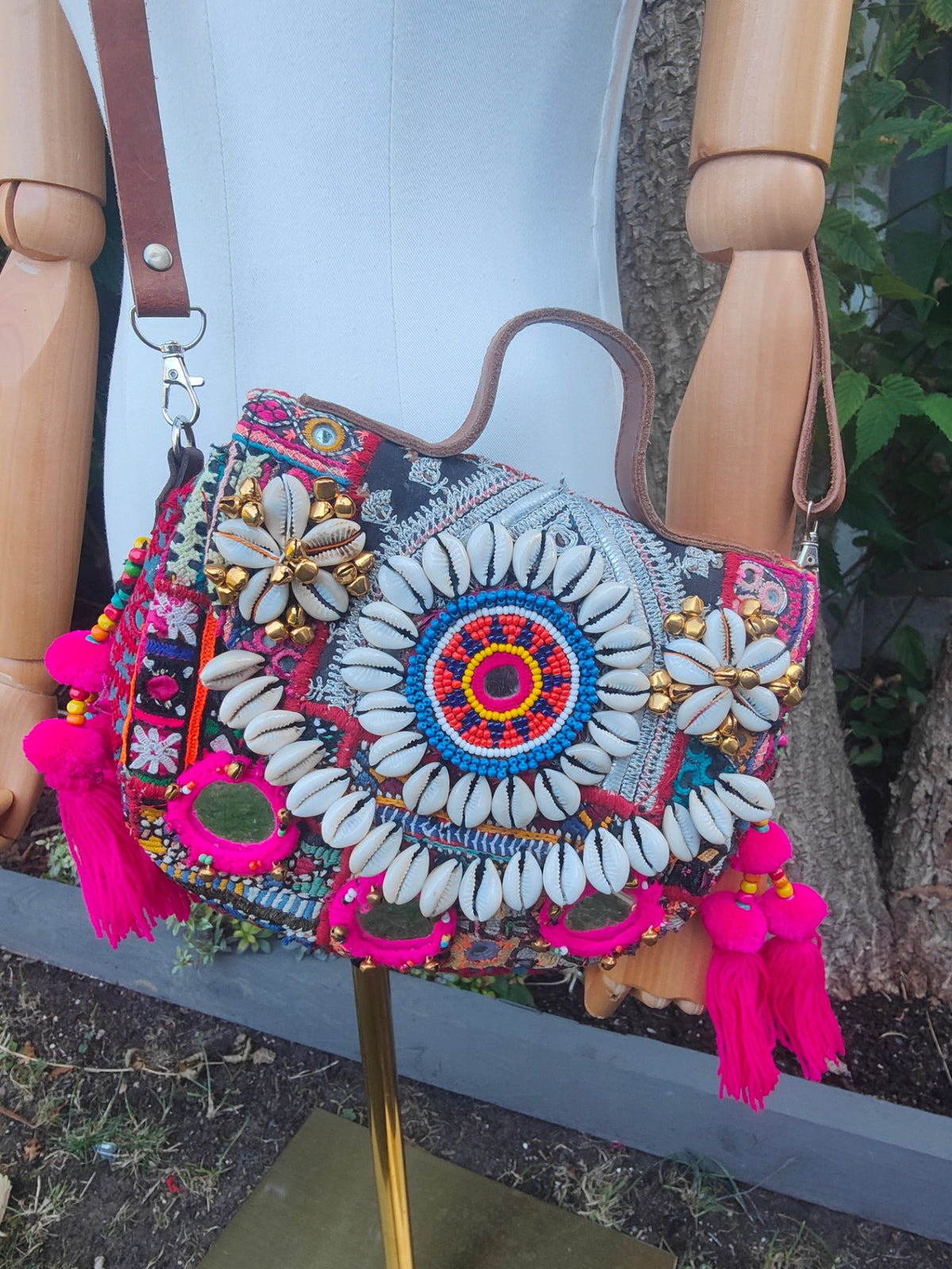 Es Vedra Hand Bag/ crossbody comes with two straps
