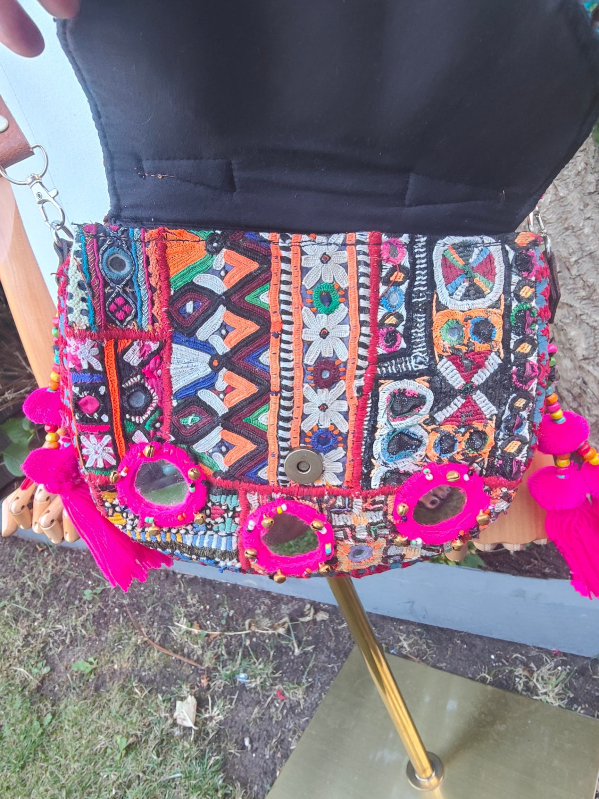 Es Vedra Hand Bag/ crossbody comes with two straps