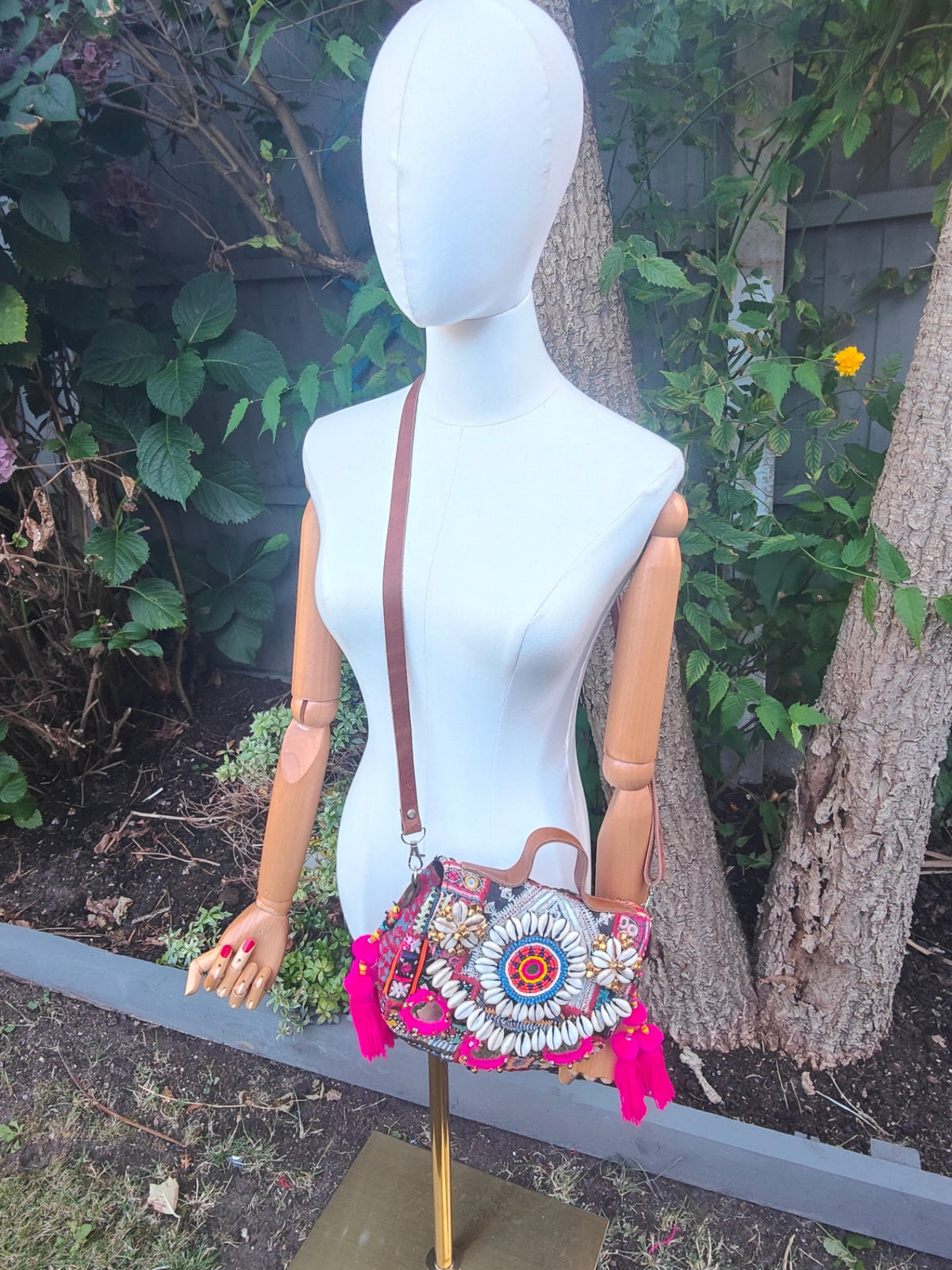 Es Vedra Hand Bag/ crossbody comes with two straps
