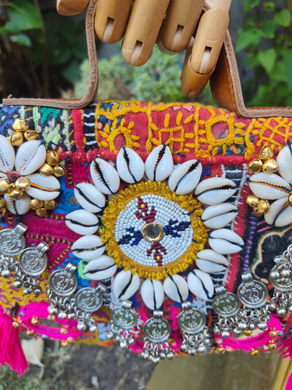 Es Vedra handbag / crossbody comes with two straps